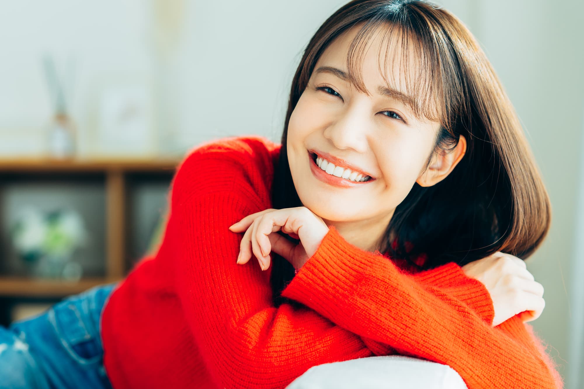 リビングで寛ぐ笑顔の女性