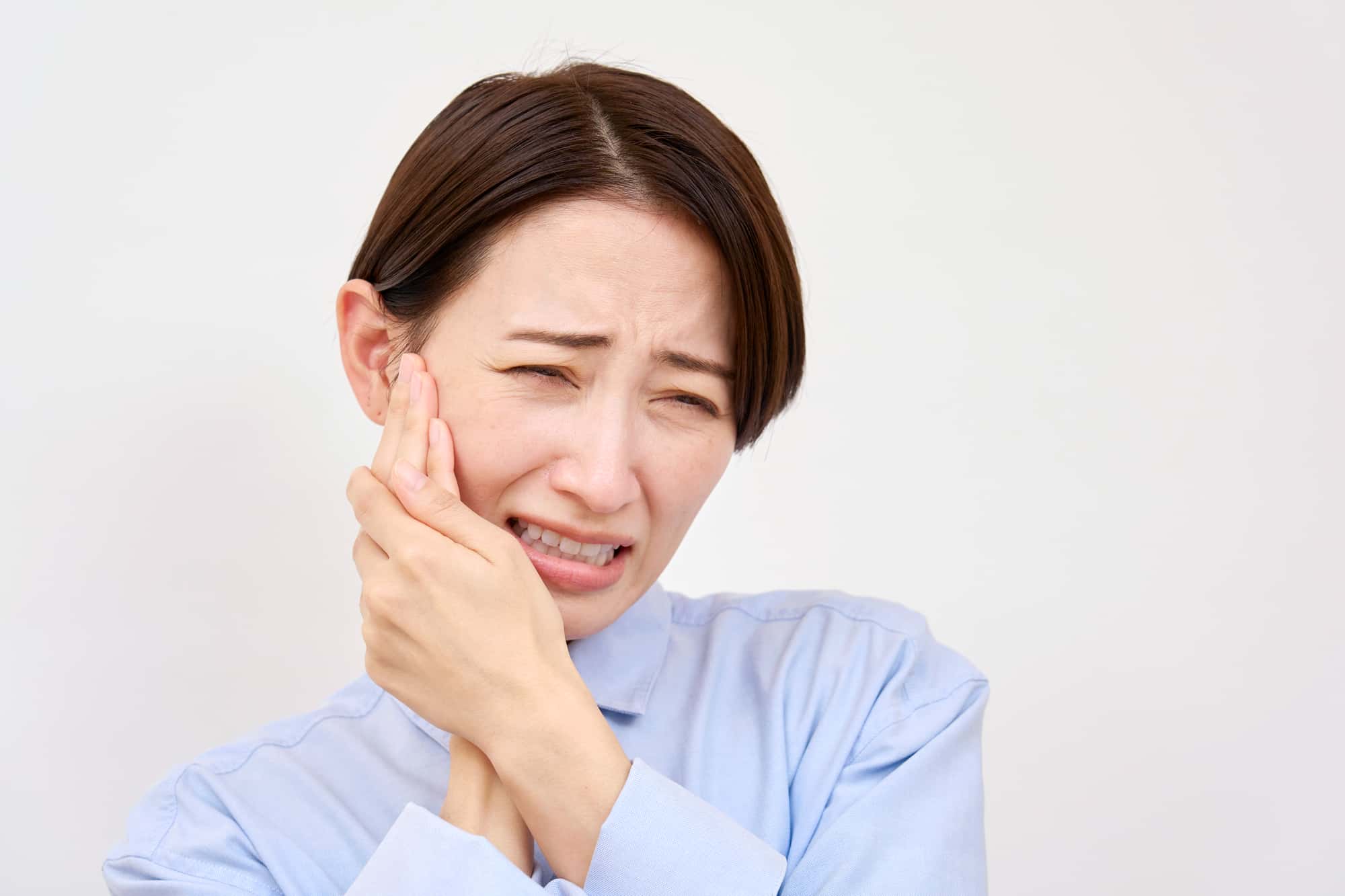 虫歯が痛む女性