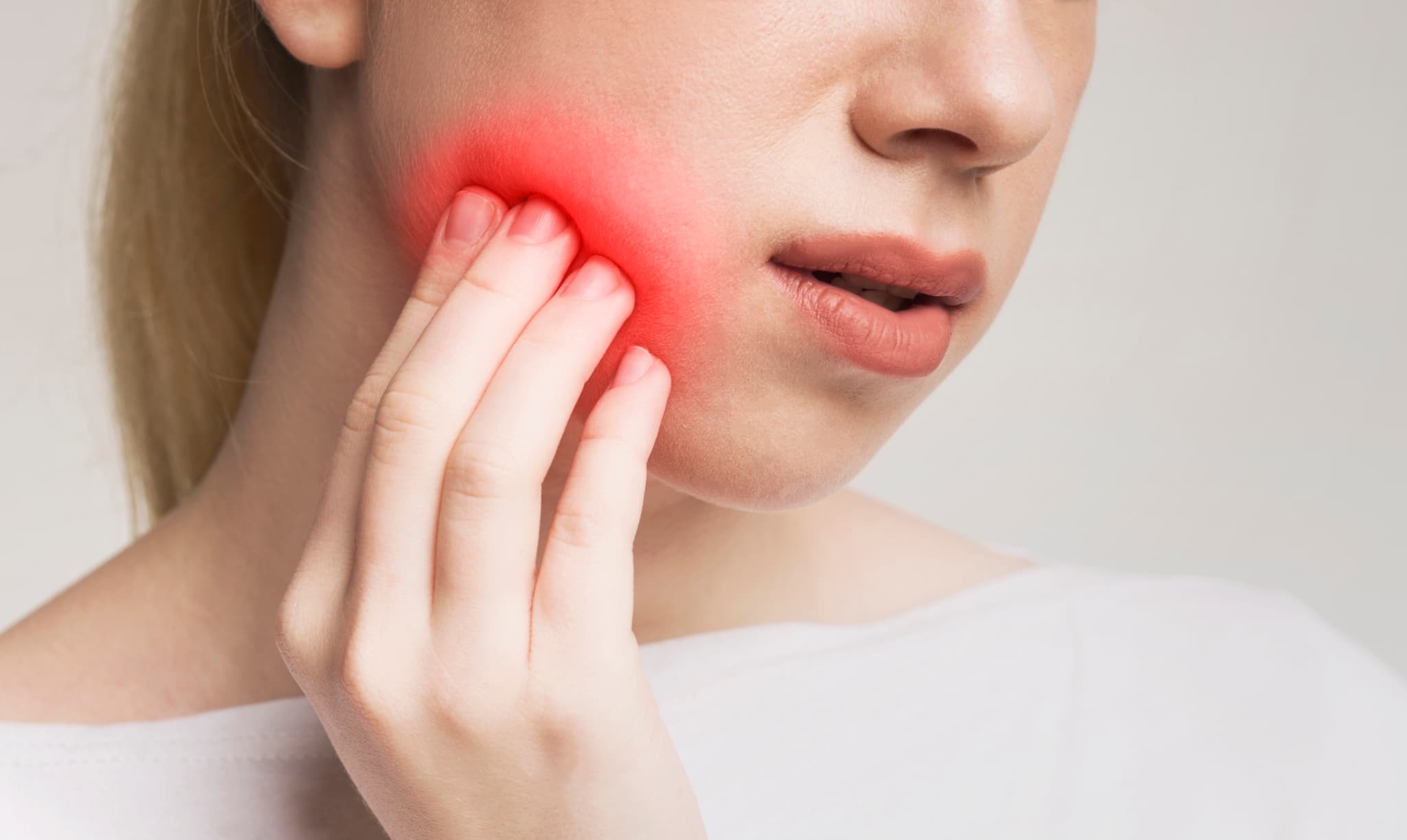 親知らずが斜めに生え痛みを感じる女性