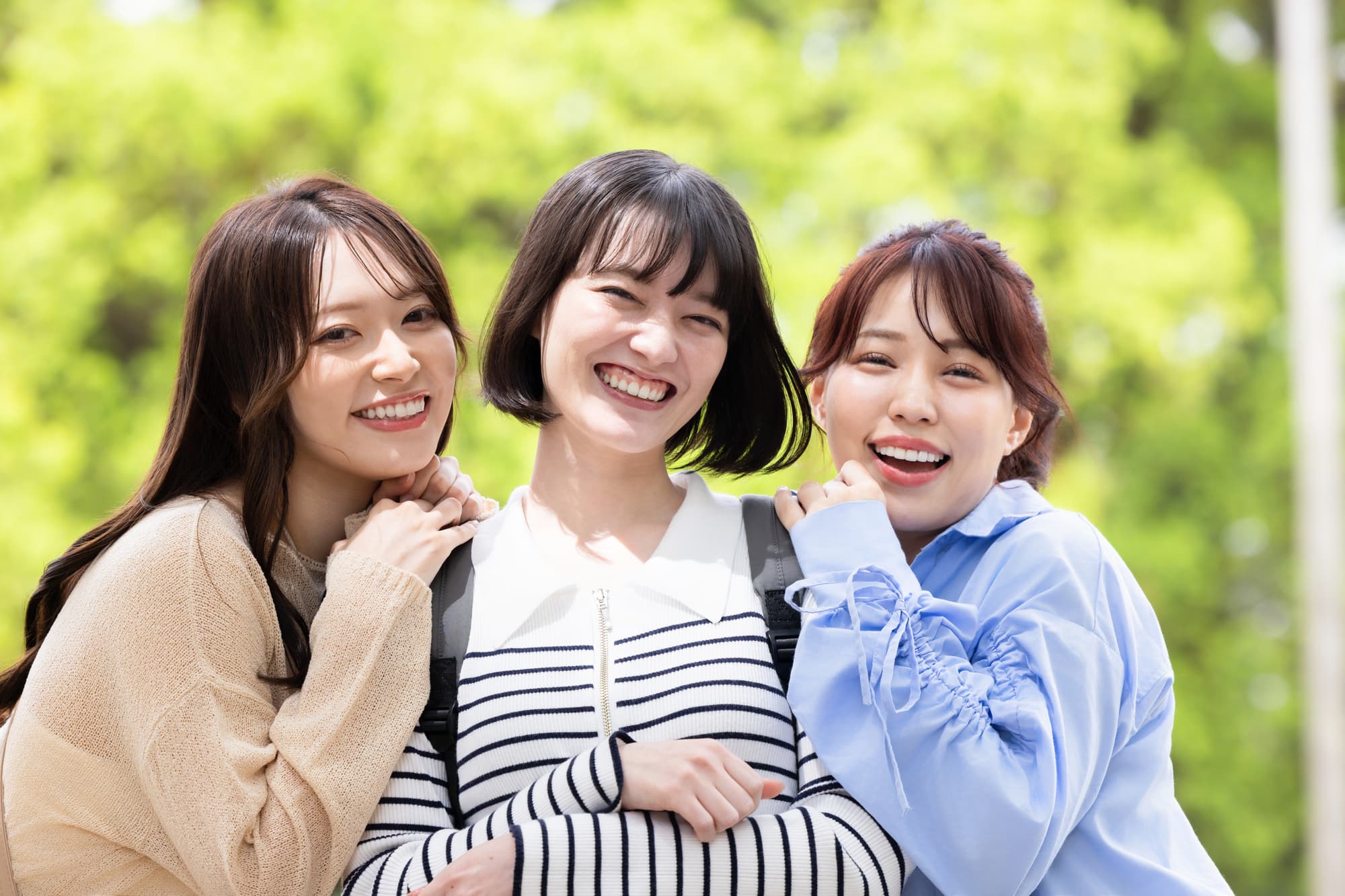 友達と楽しそうに笑う女性たち