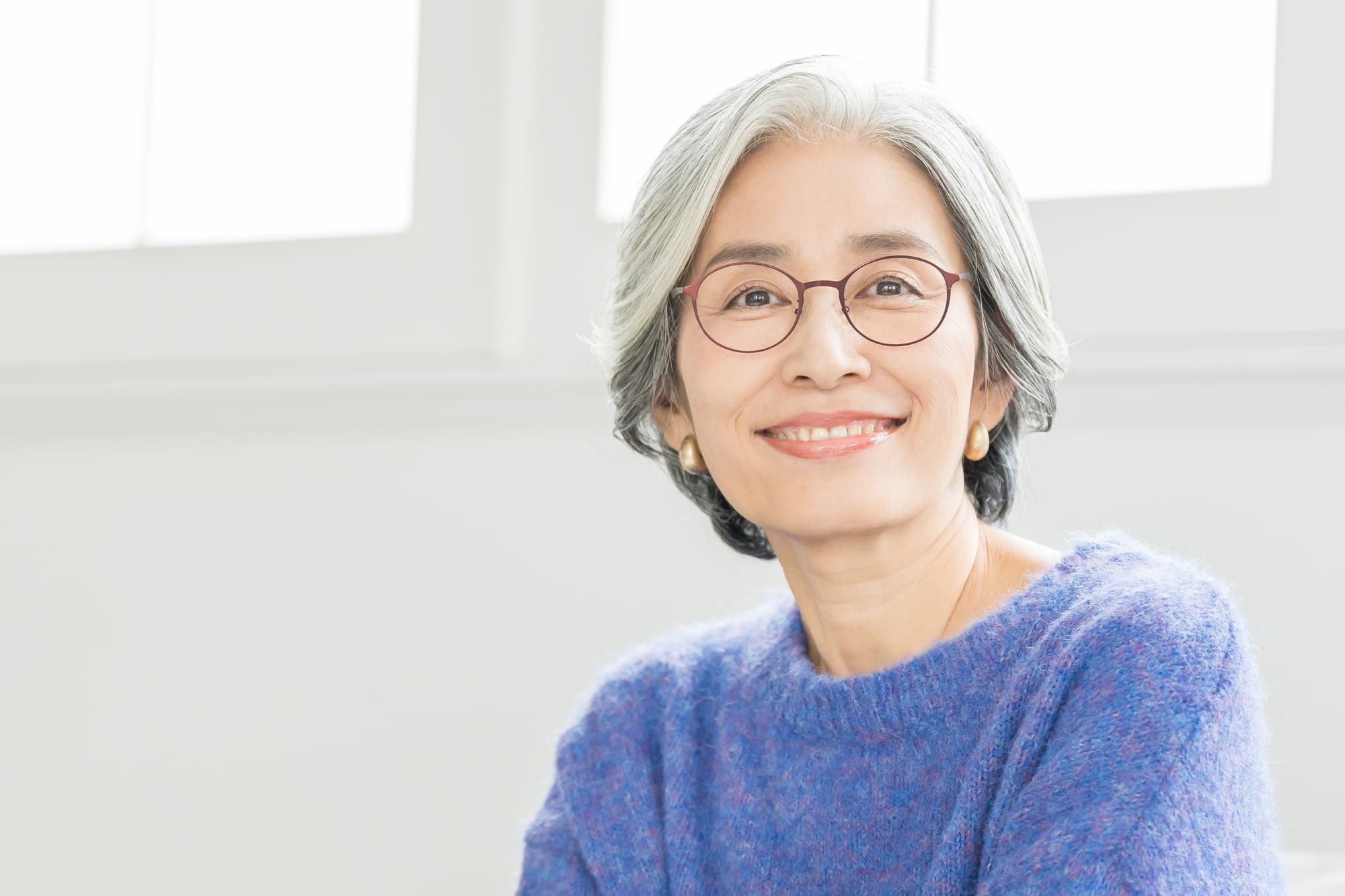 笑顔のシニア女性