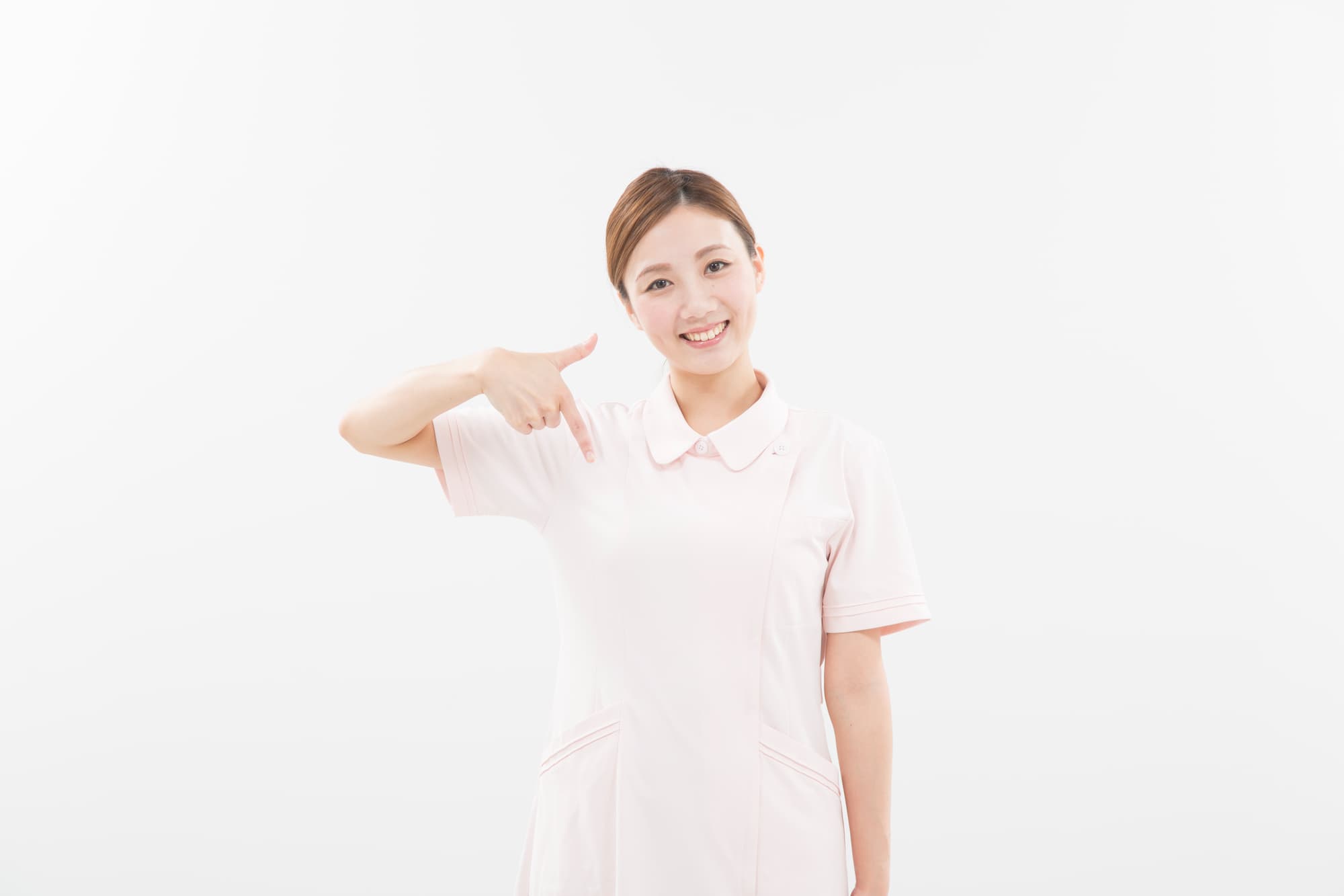 銀歯の下が虫歯になる原因を伝える歯科衛生士の女性