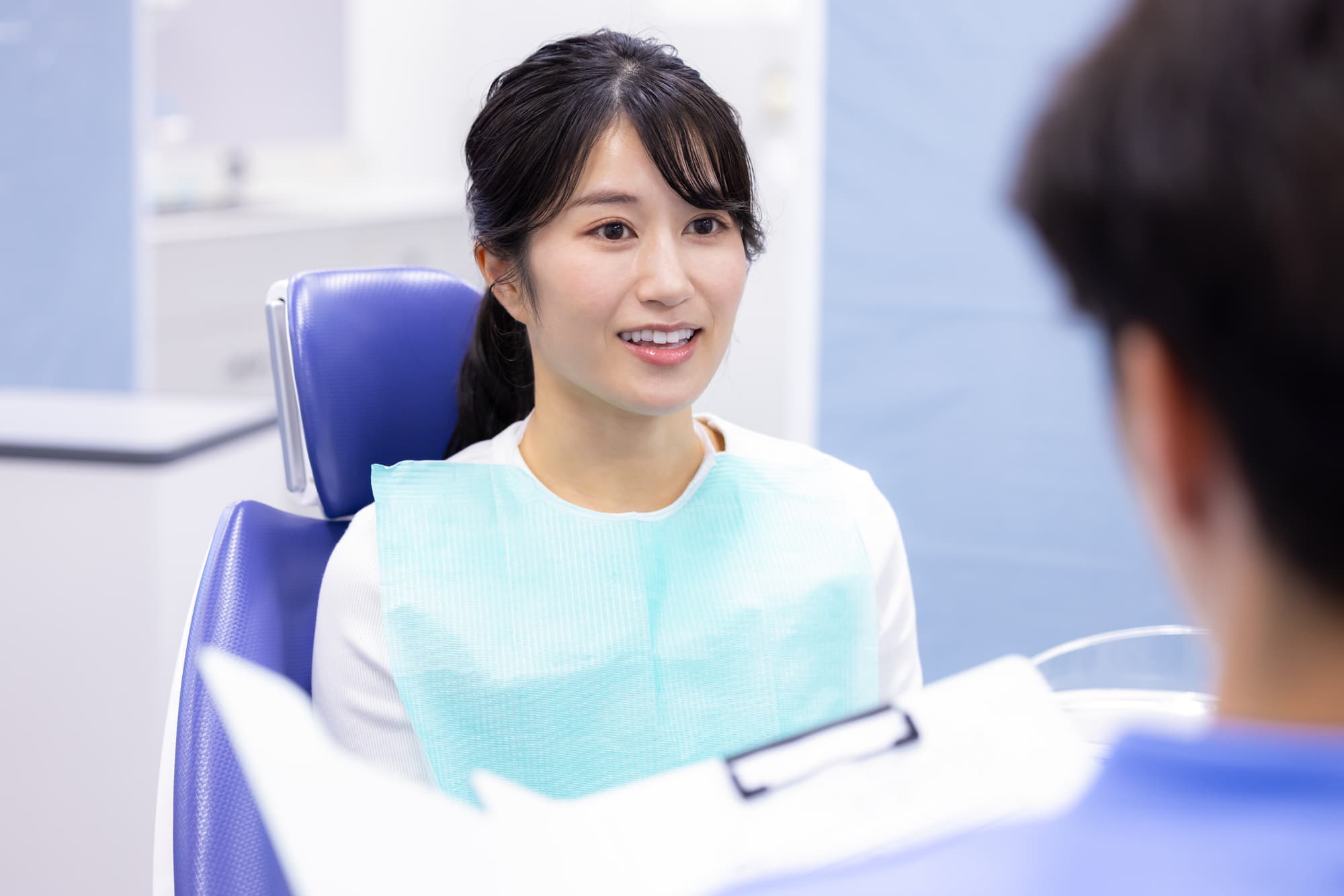 銀歯の虫歯を治療に訪れた女性