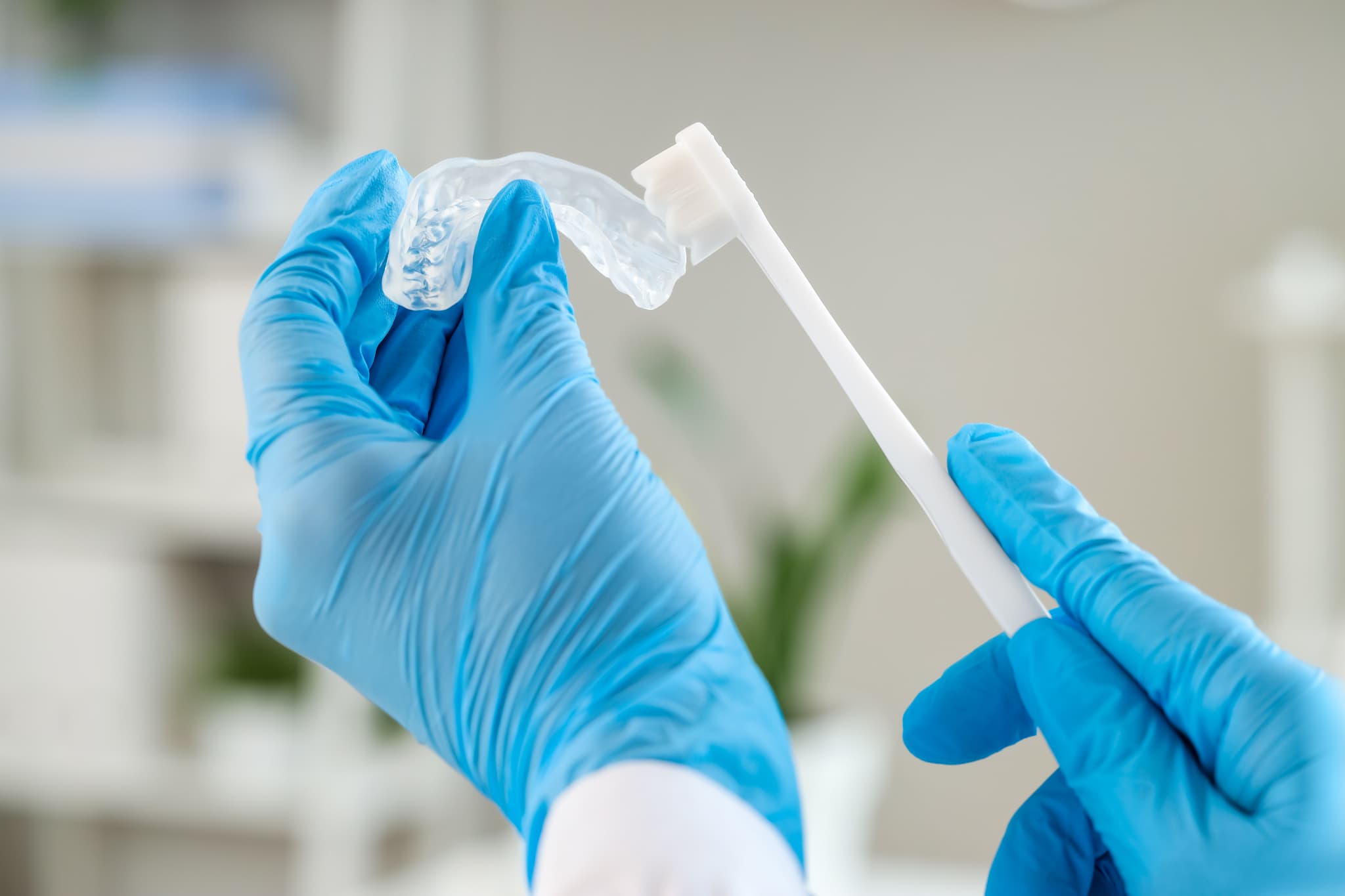 マウスピースのケアを説明する様子