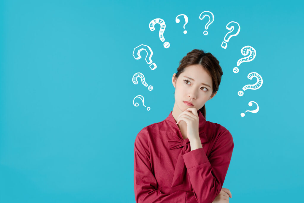 審美歯科治療は保険適用の対象になるのかを考えている女性