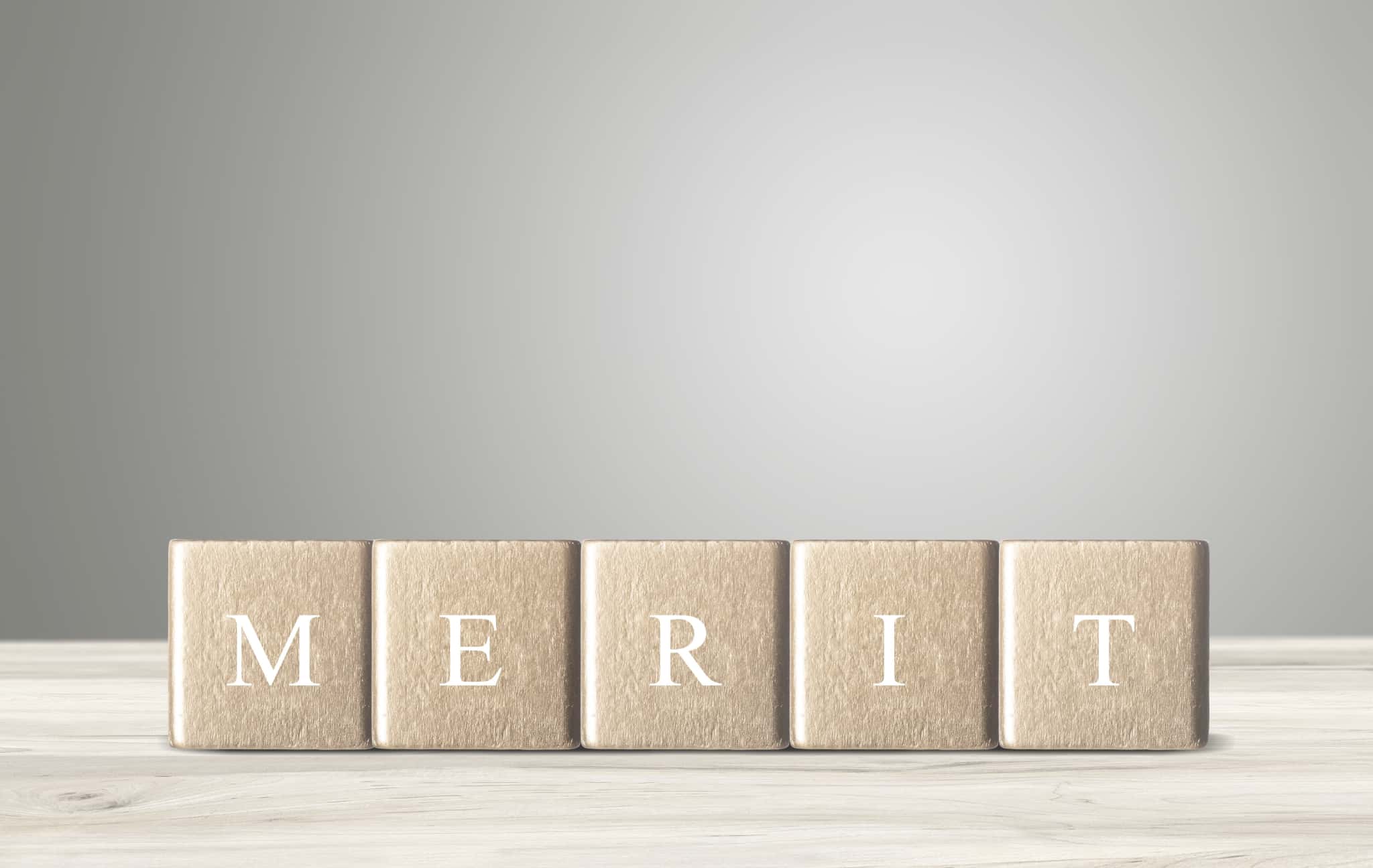 セラミックの歯を選択するメリットを説明するイメージ