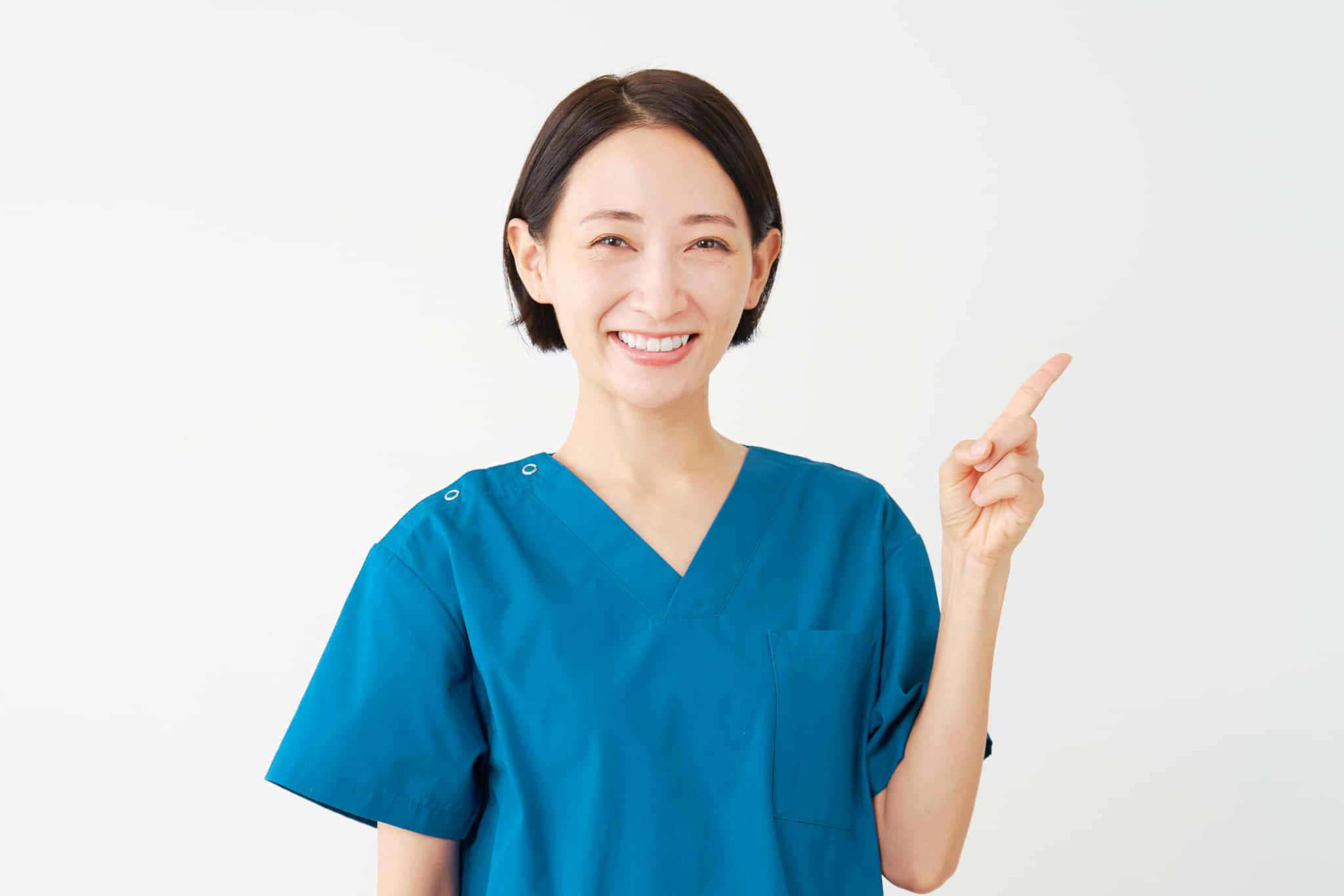 セラミックの歯の値段が高い理由を説明する歯科医