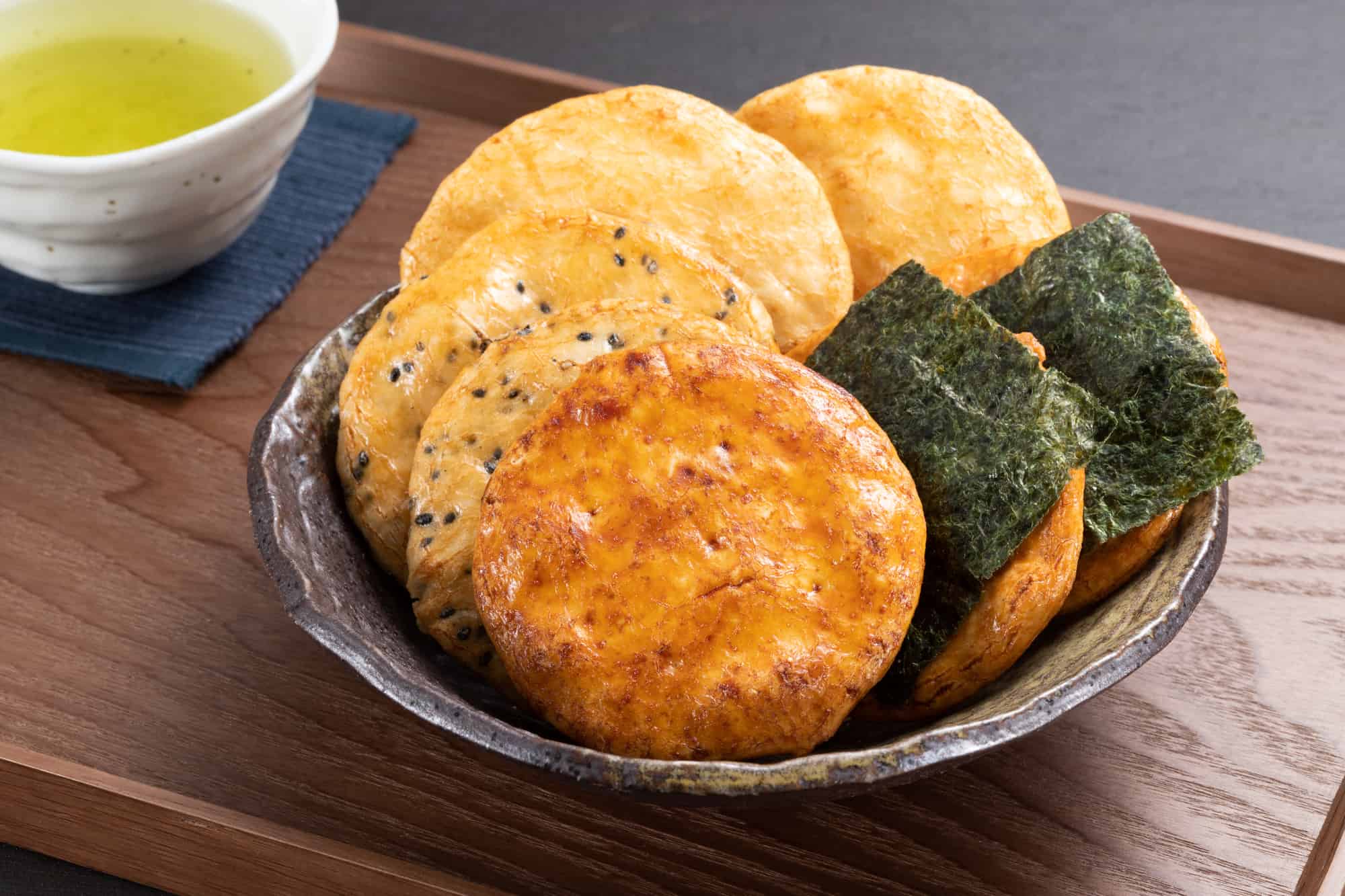 インプラント治療後に控えたほうがよい固いせんべい