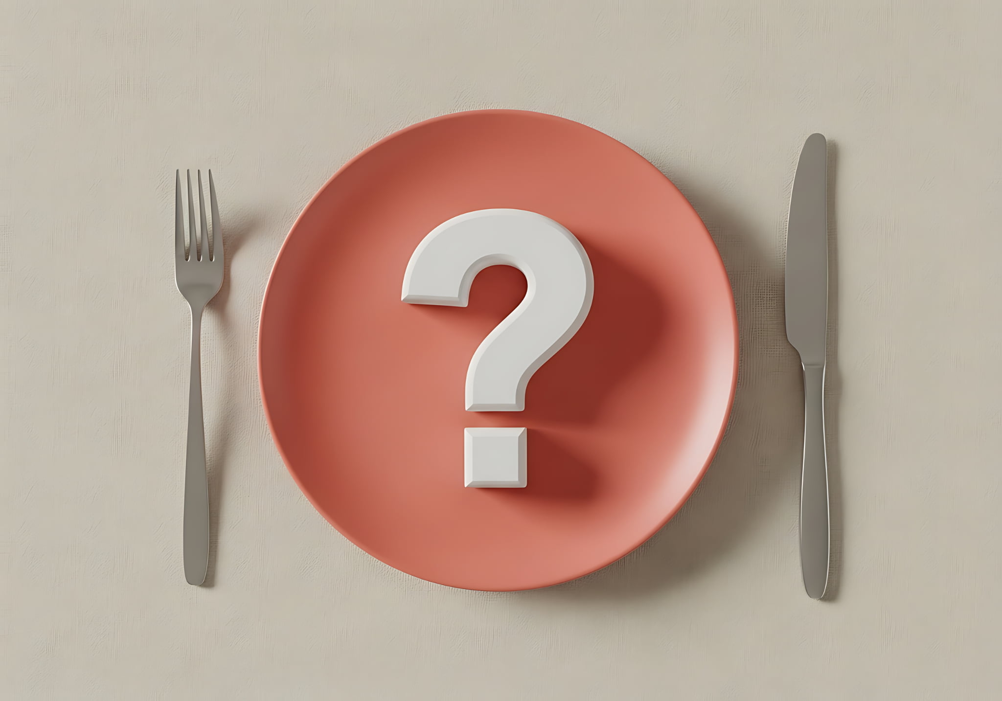 インプラント治療後の食事はいつからできるかを示すお皿とナイフとフォークとハテナマーク