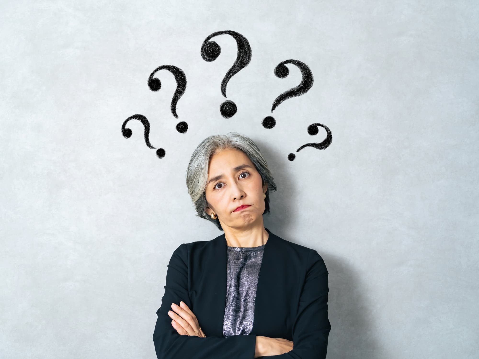 インプラント治療後の食事はいつからできるか考える女性