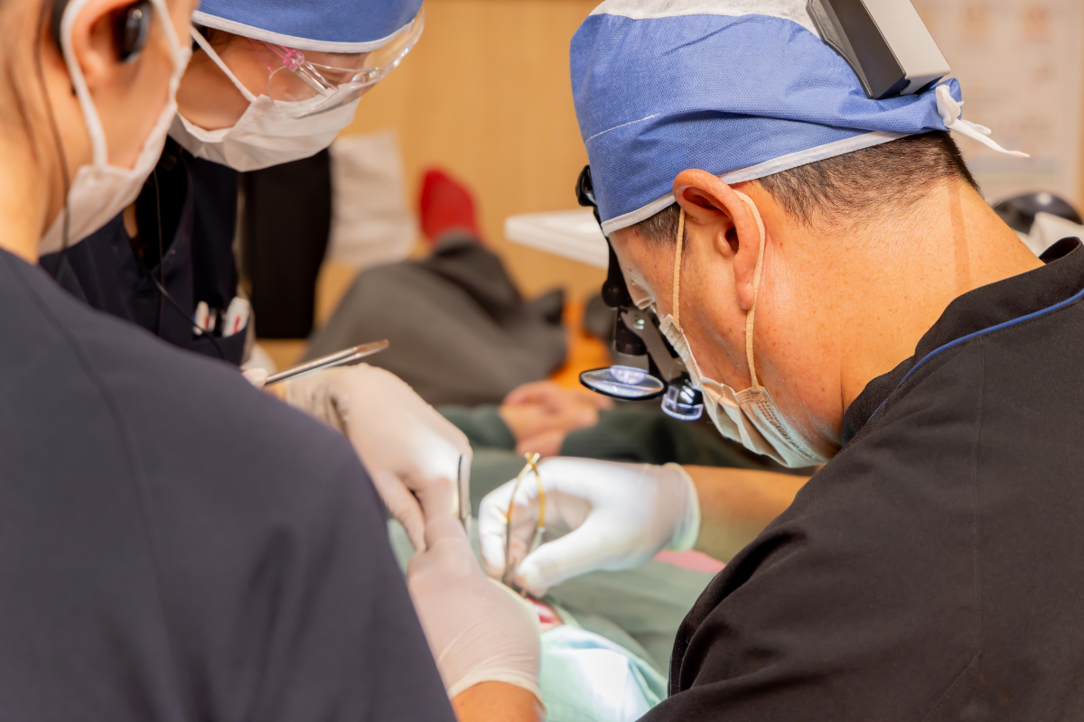 口腔外科治療をする歯科医師