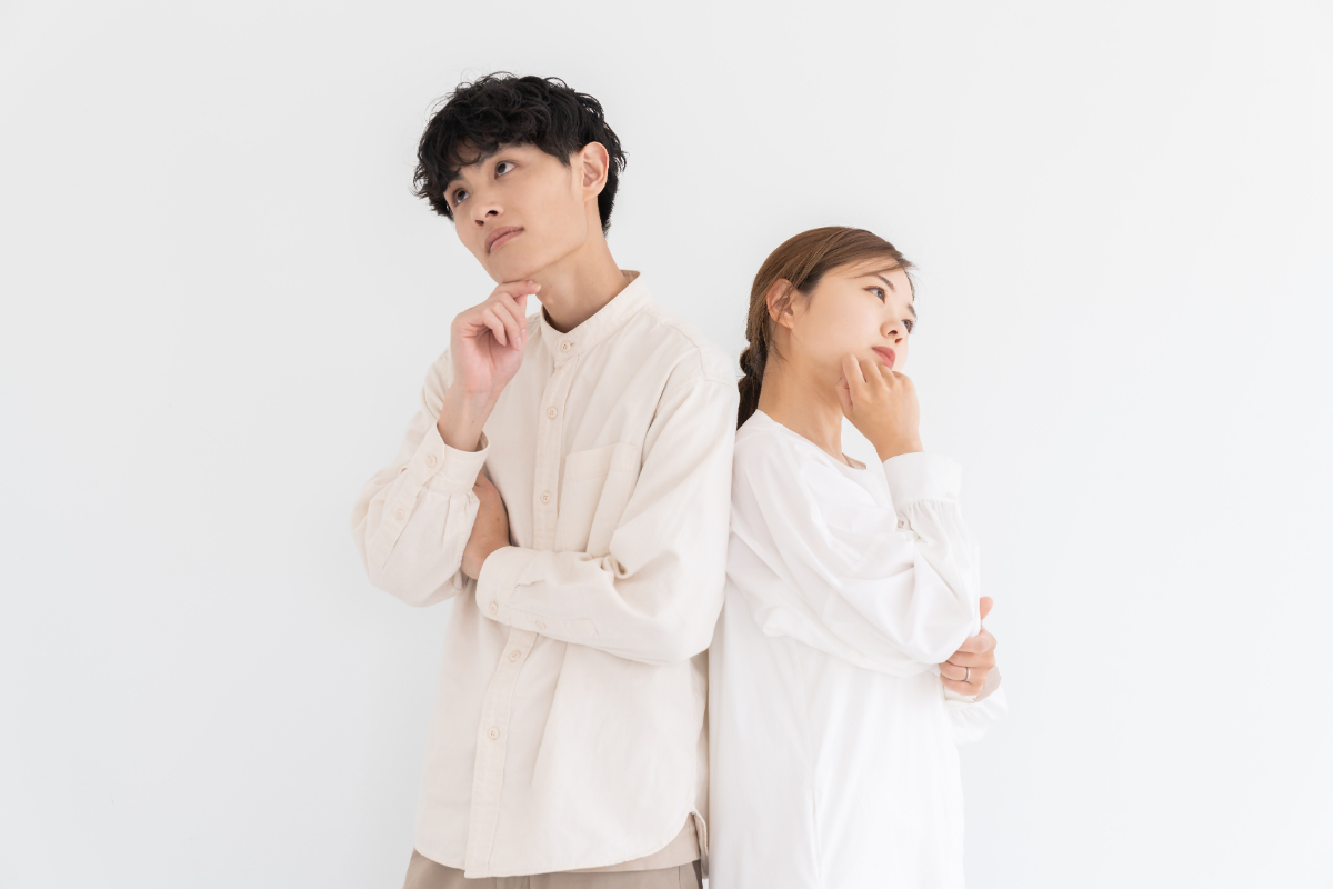 口腔外科とは何かについて考える男女