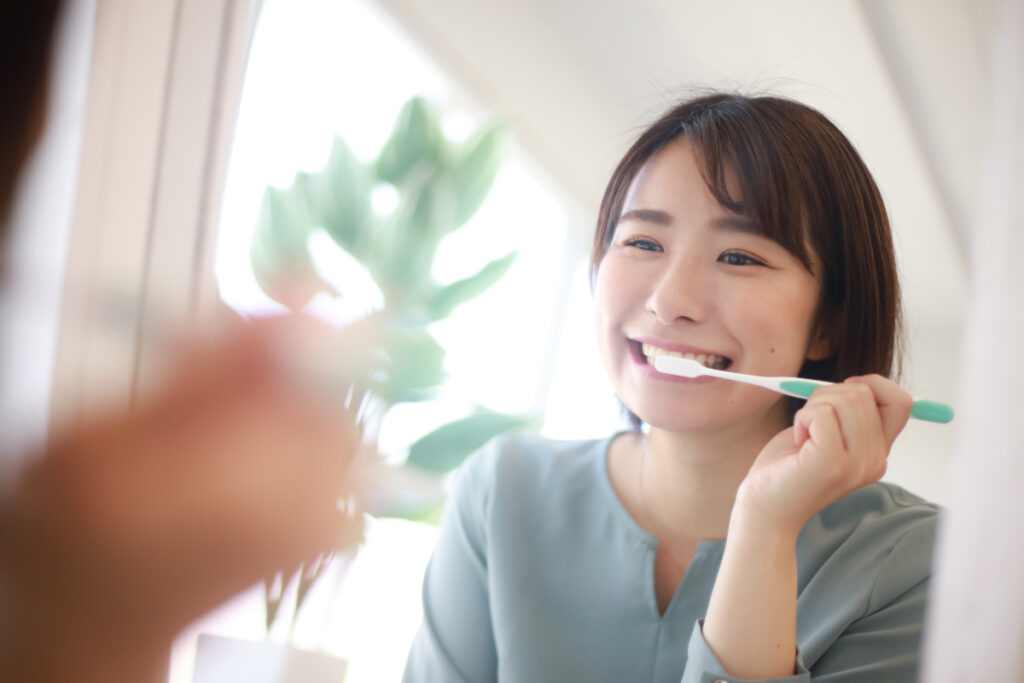 自宅でできる予防ケアとして歯磨きをしている女性