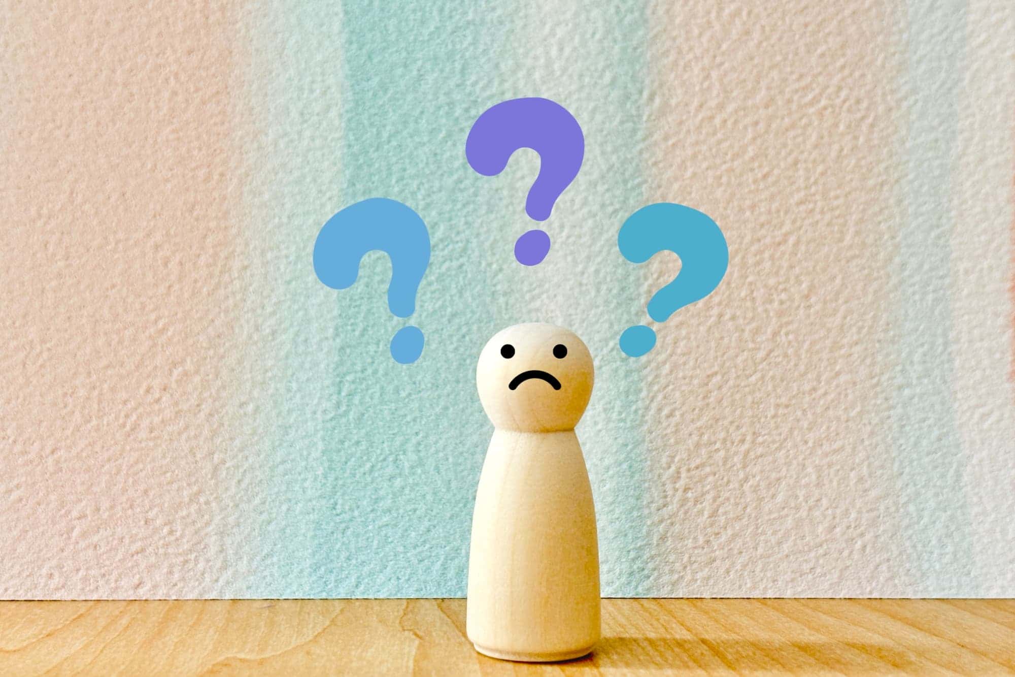 インビザラインで出っ歯は治せるのかという疑問を示すハテナマークを飛ばす人形