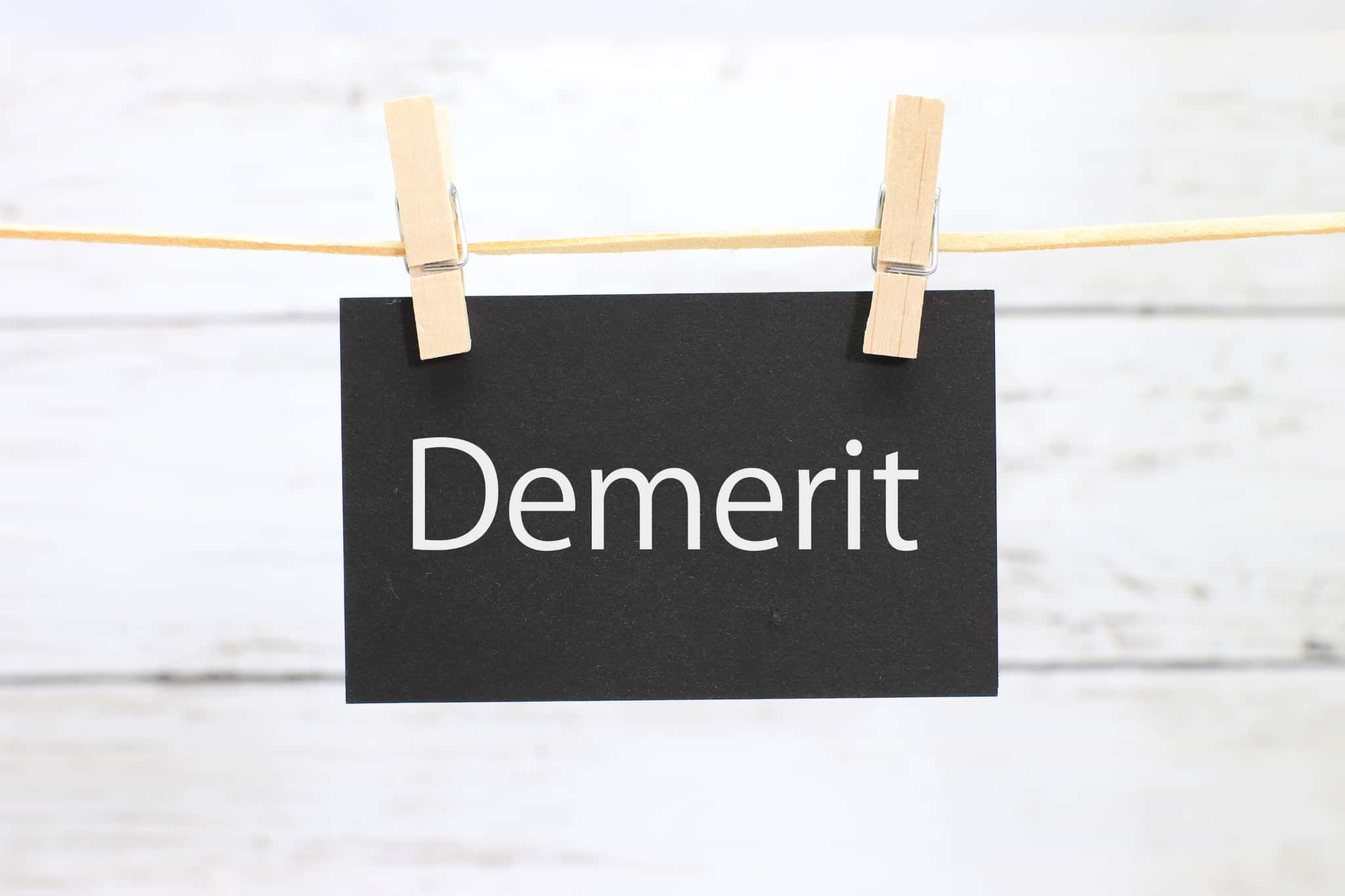 審美歯科で前歯をきれいにするデメリットを示す文字