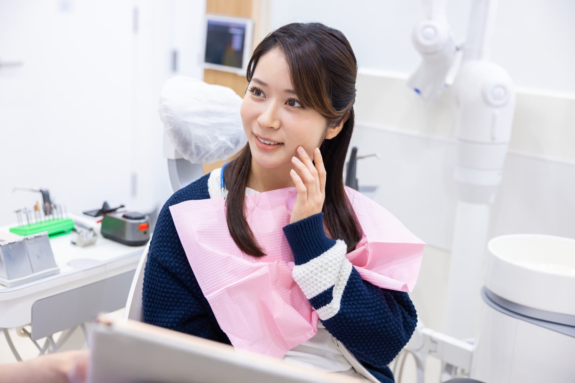 歯科医院で親知らずの相談をする女性