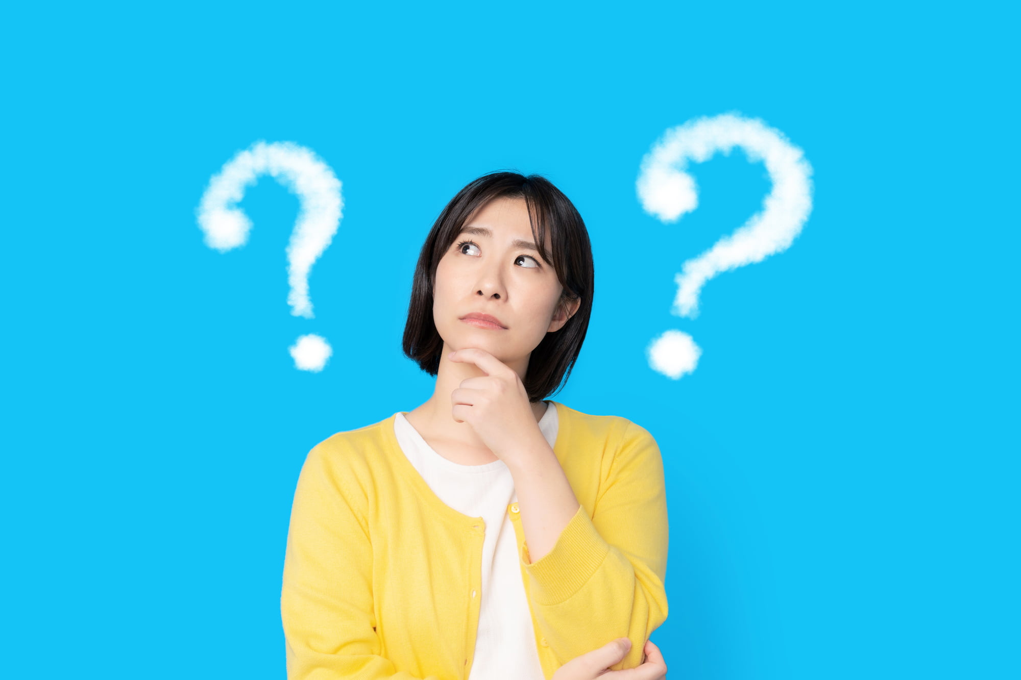 八重歯もインビザラインで矯正できるのか考える女性