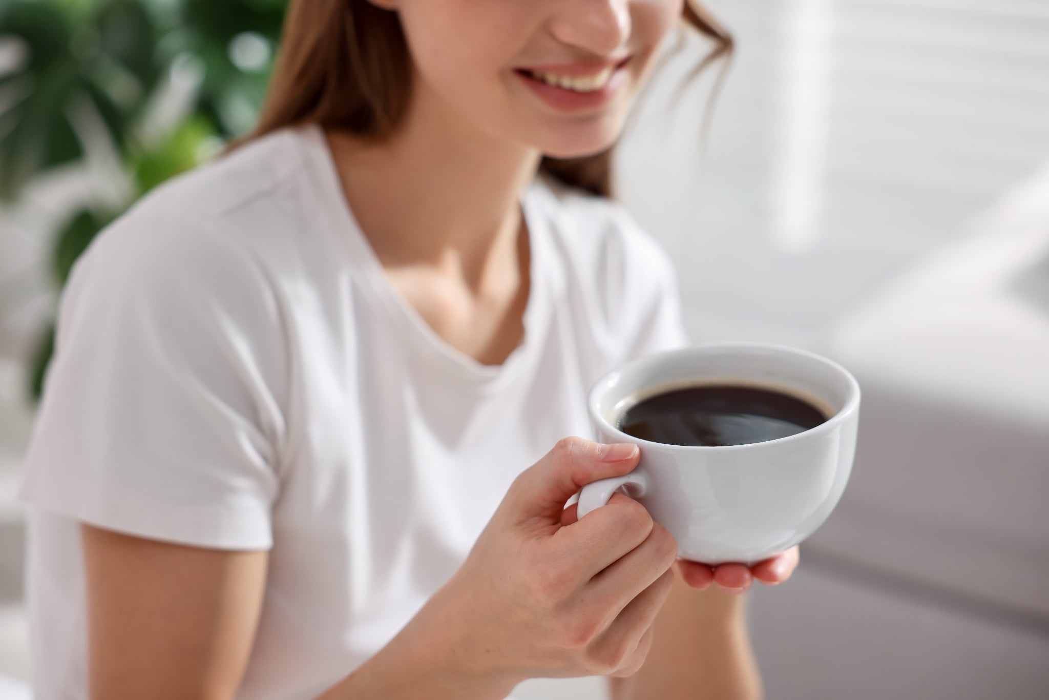 着色の原因となるコーヒーを飲む様子