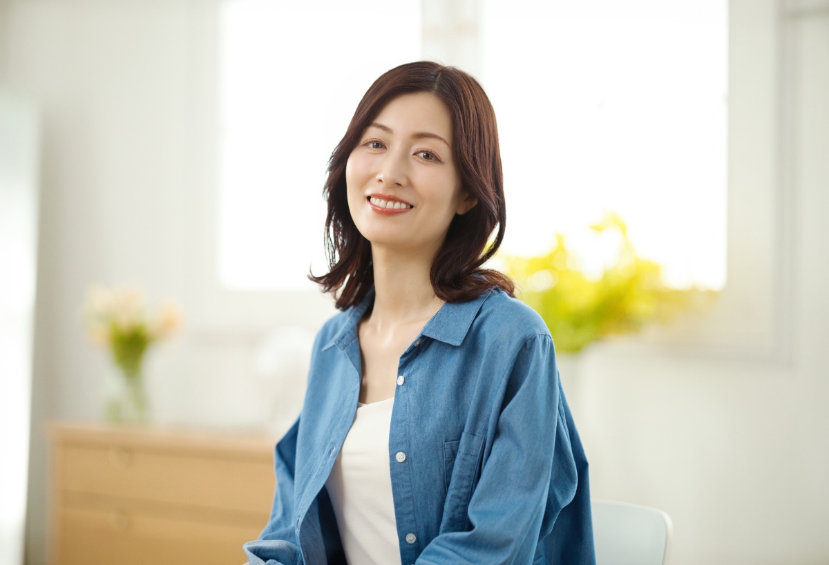 セラミック治療に満足して微笑む女性