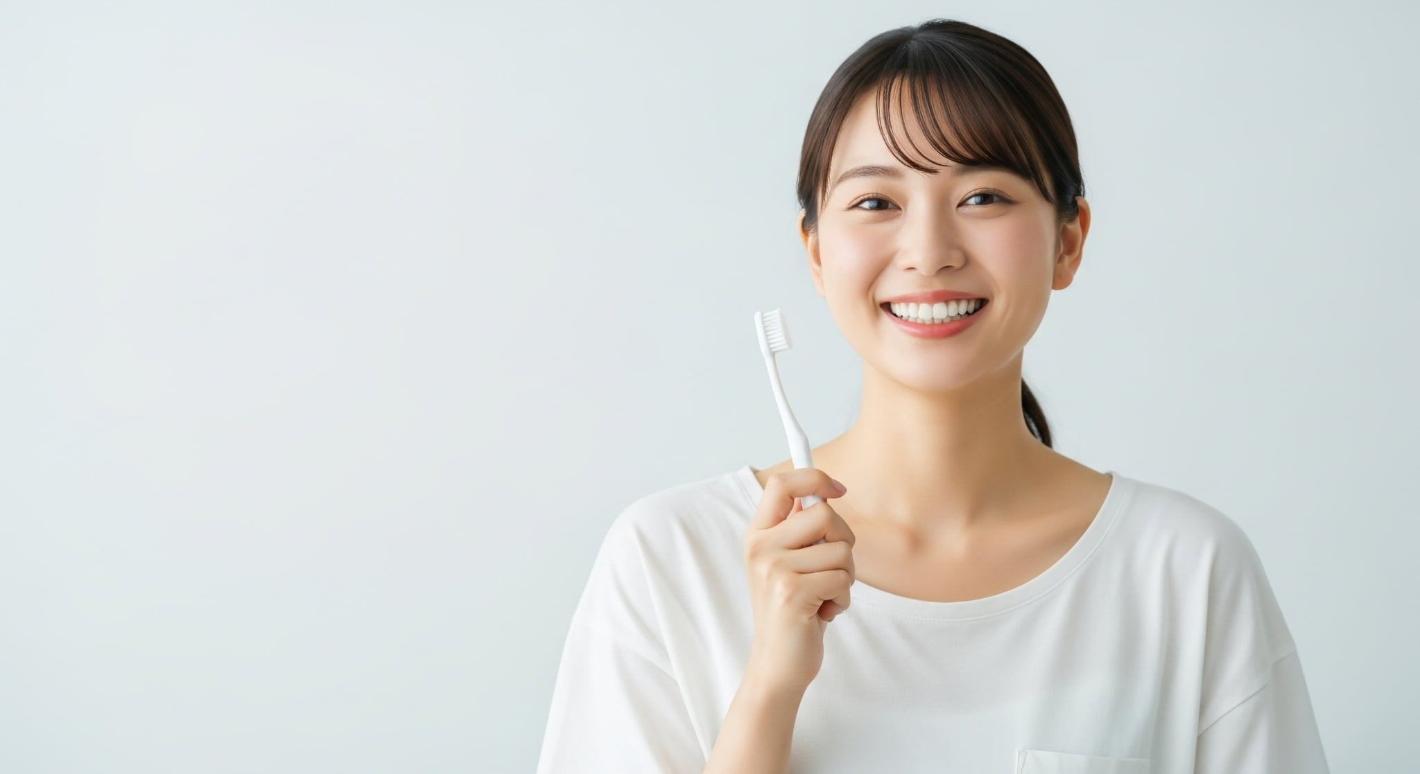 歯が黒くなるのを防ぐために歯磨きを欠かさない女性
