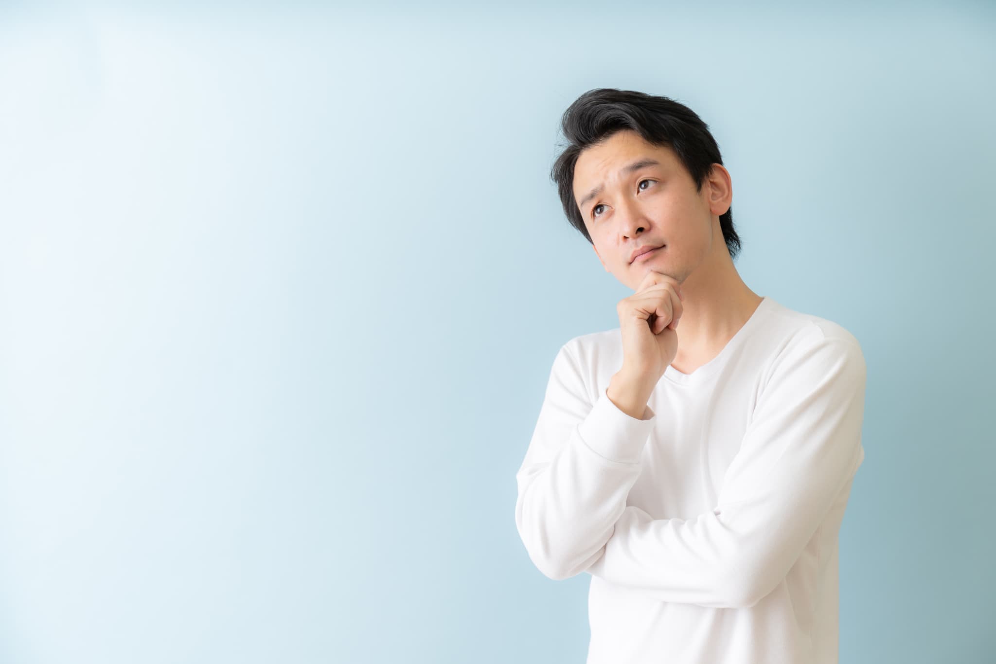 虫歯治療のために歯科医院に何回通うのか考える男性