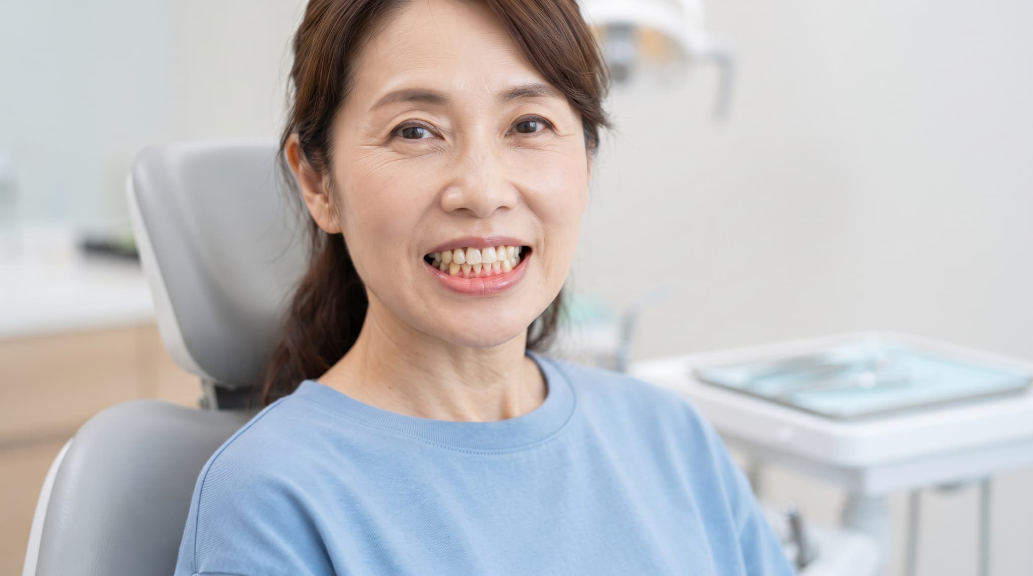虫歯治療に通い歯を見せる女性