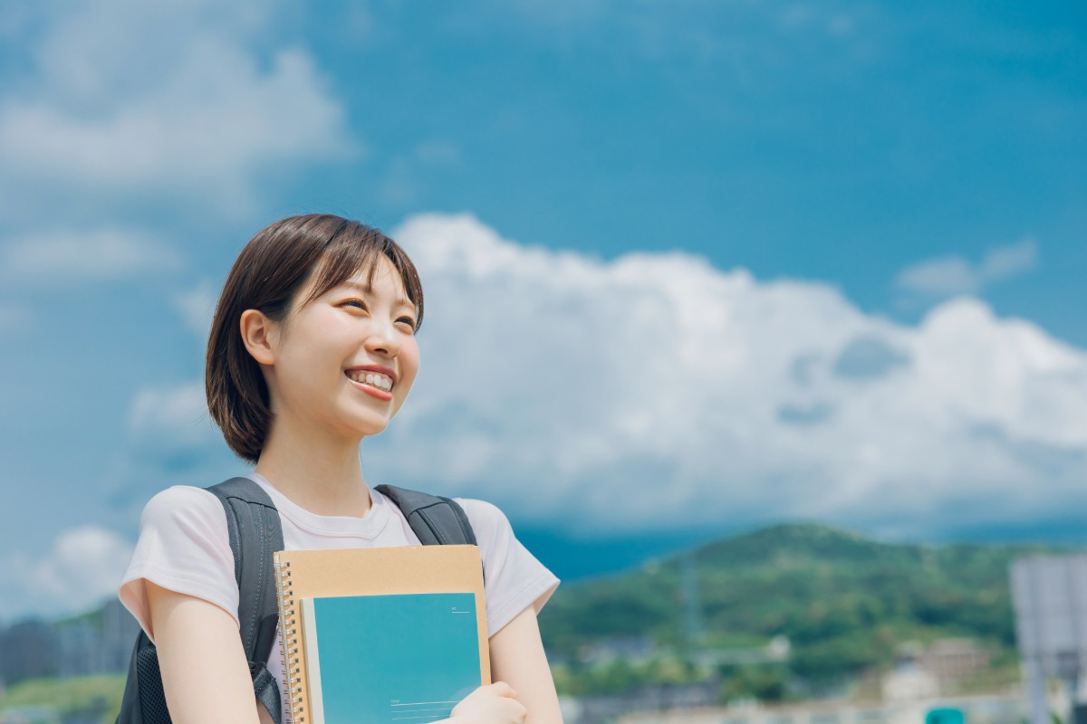 歯列矯正に満足して微笑む若い女性