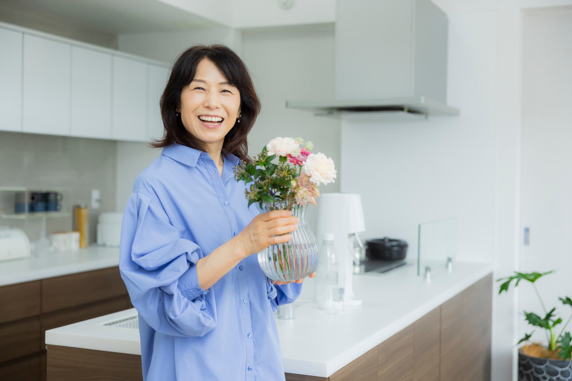 歯周病を予防している花を持った笑顔の女性