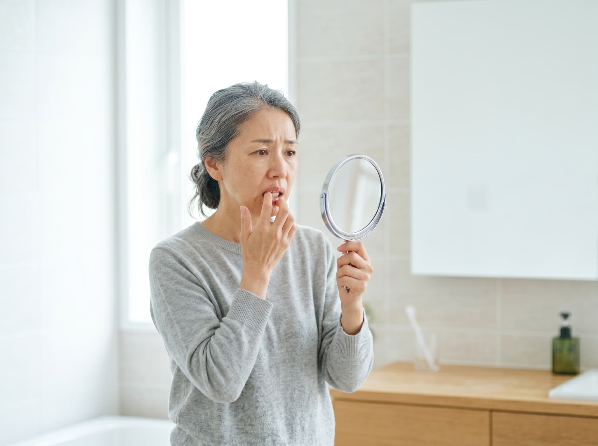入れ歯が不自然に感じる女性