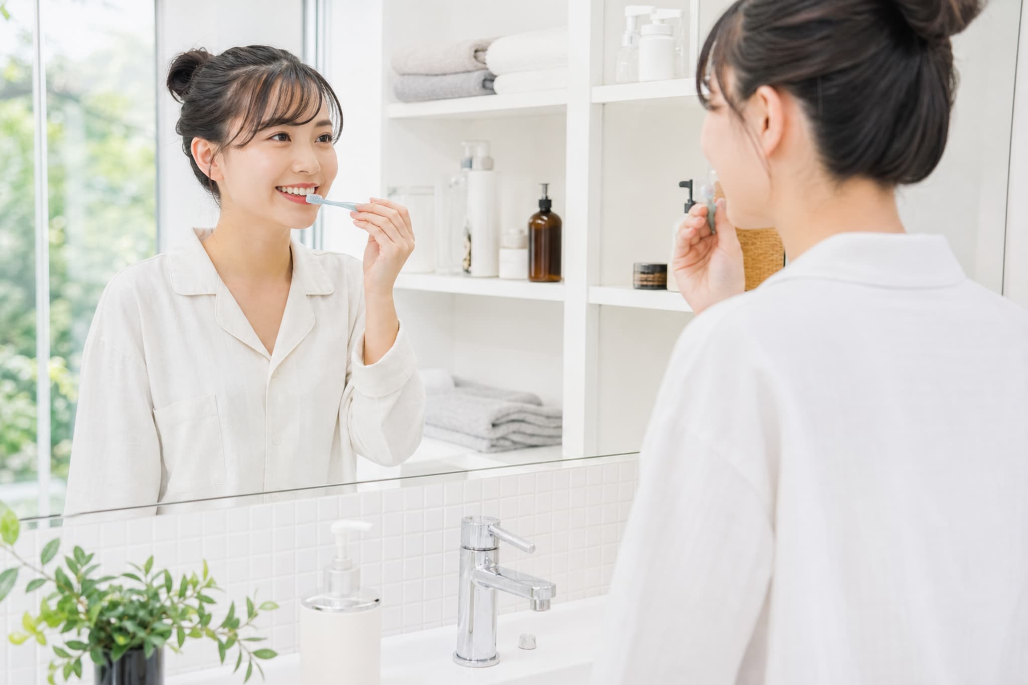 ブラッシング指導を生かして歯磨きをする女性